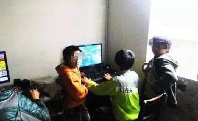 2002年北京蓝极速网吧纵火案:门窗被封,逃生口被反锁,25人死亡_刘某