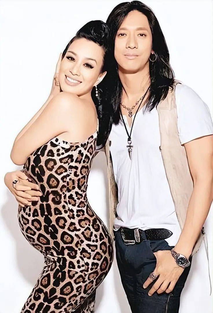 直到2004年,钟丽缇又和一见钟情的台湾音乐人严铮结婚.