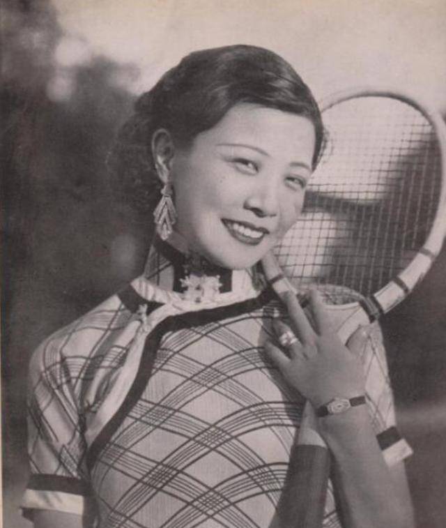 拜谒阮玲玉墓地:墓前"神女"雕像让人怜惜,死后30万人为她送葬