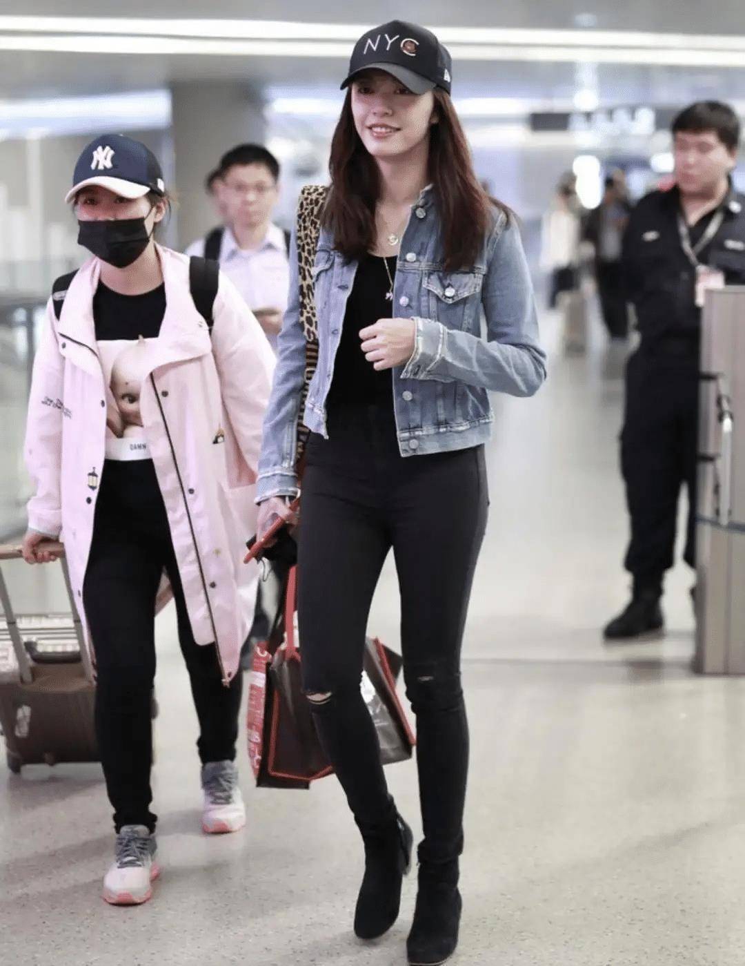 董洁真懂"少女"打扮,牛仔外套配半身裙减龄又洋气,哪像老阿姨