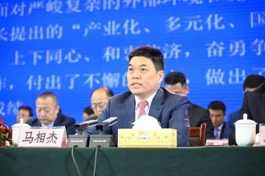 双汇发展副总裁周霄就企业营销及公关工作作报告,总结了企业在营销