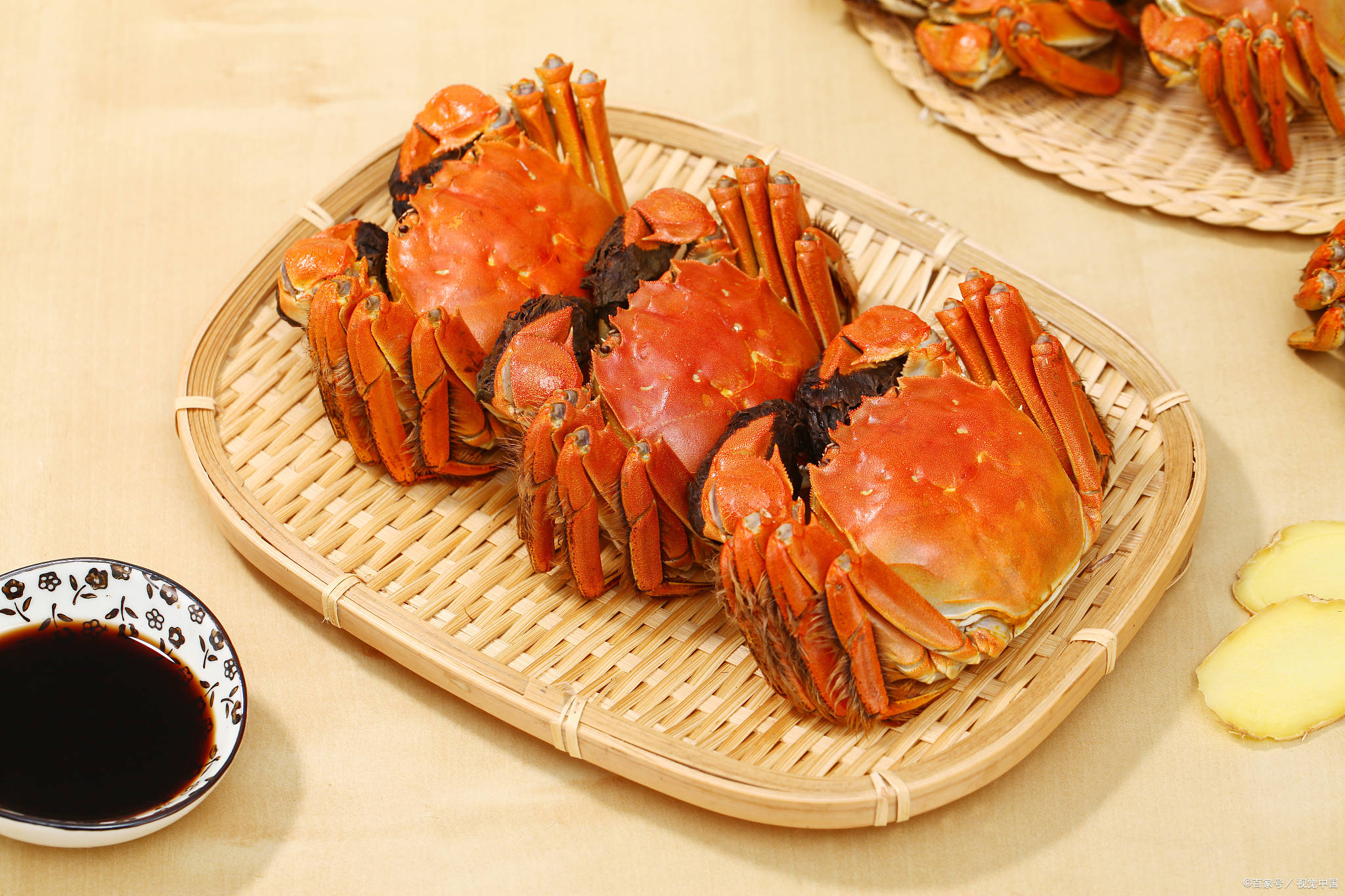 将大闸蟹洗净,用特制的调料腌制片刻,然后放入蒸锅中,用猛火蒸熟.