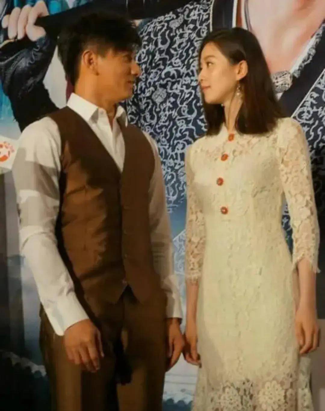 吴奇隆和冰冰合影面无表情,和婷婷合影微笑,和诗诗合影真情流露