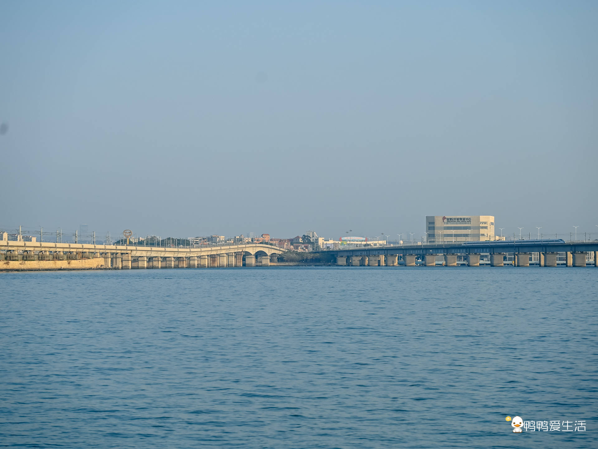 "十里长堤"其实是由两段堤岸组成,高集海堤全长2212米,接连高崎与集美