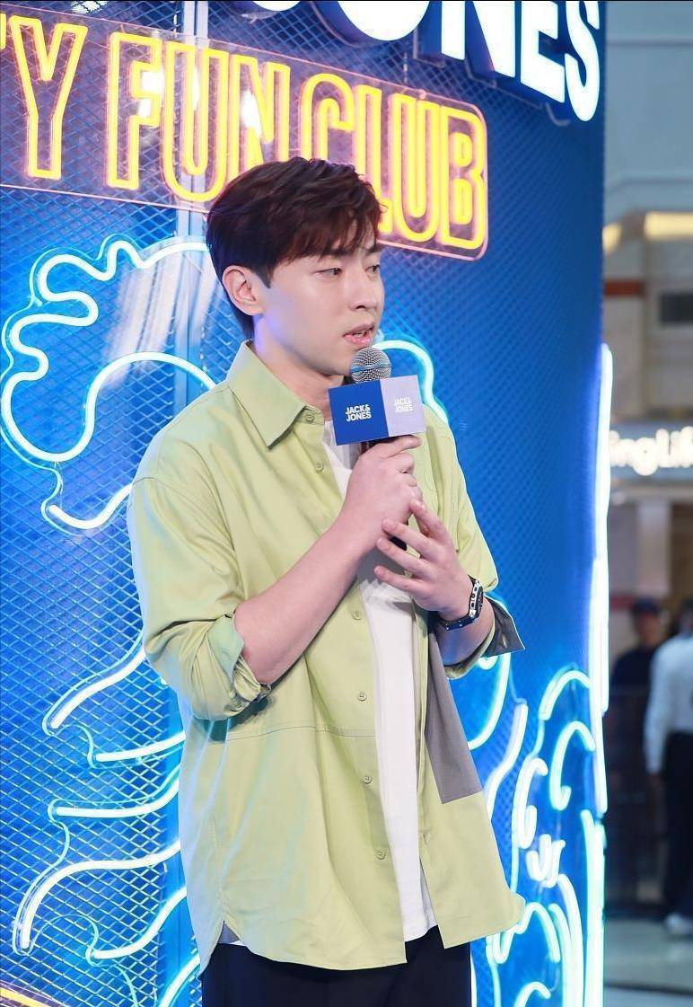 邓伦少年感穿搭又出圈了,绿色衬衫当外套一点都不死板,气质绝了_风格