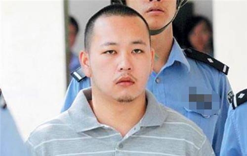 兰新诚,出生于1985年,家境不错,父母对他的要求就是"学习成绩好,工作