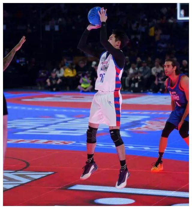 王鹤棣身高1米83扣篮王,他在国内艺人中的篮球水平靠前.