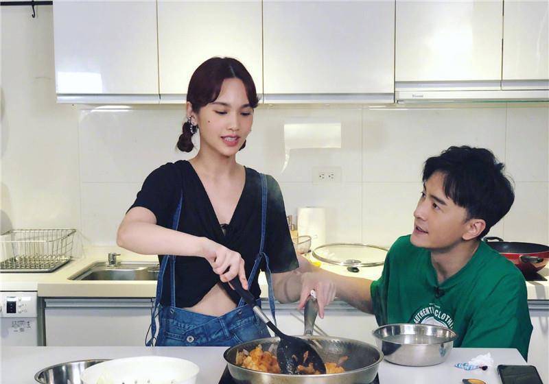 杨丞琳晒与林依晨郑元畅合照,偶像剧鼻祖聚会啦_和林_角色_人们