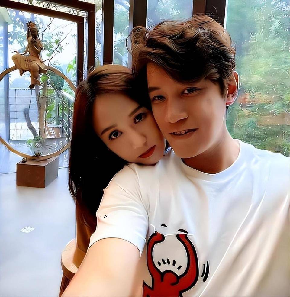 陈乔恩婚后更胜少女?穿旧衣携夫重游定情地,双马尾亮相引热议!