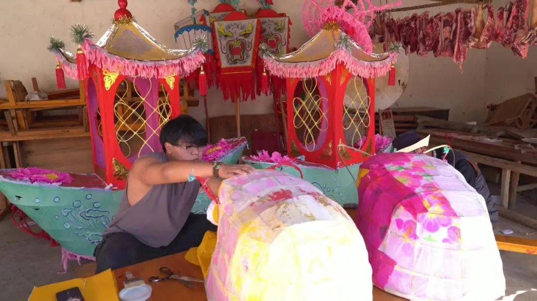 道具的同时,密祉镇各村灯班还在紧锣密鼓地排演跳花灯,腰鼓队,划旱船