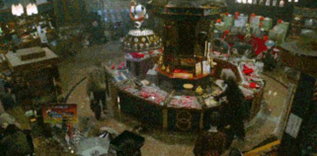 2001年张君走下法庭,含泪签完字后被押赴刑场,枪毙前表情镇静_母亲