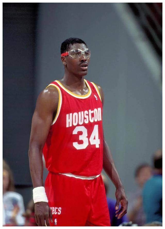 约基奇,奥尼尔,贾巴尔和奥拉朱旺,谁才是nba历史前8中锋之最?