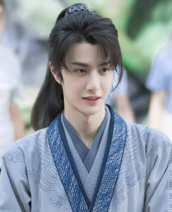 王一博横店约好友小聚,综艺拍戏两不误,同时爆红后,肖战却销声匿迹