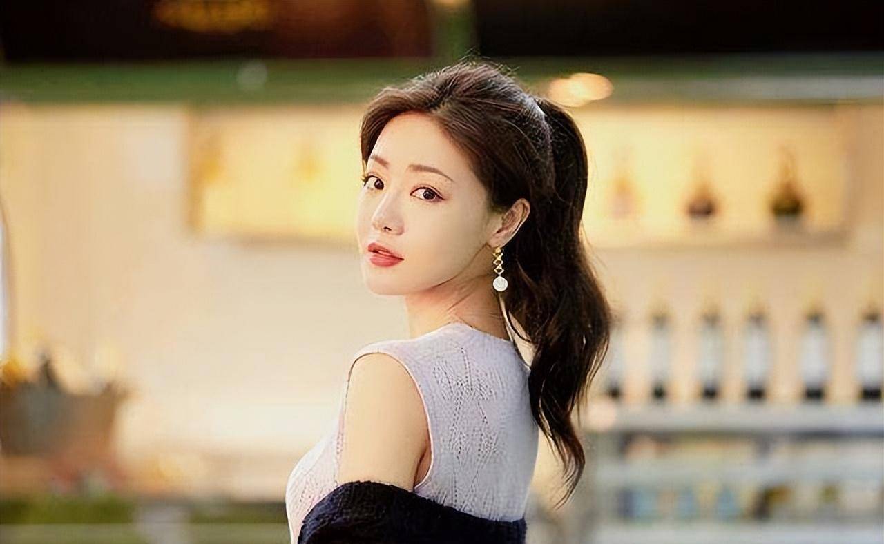 40岁邓家佳晒近照,被质疑"整容",网友:照刘浩存整的_作品_照片_演技