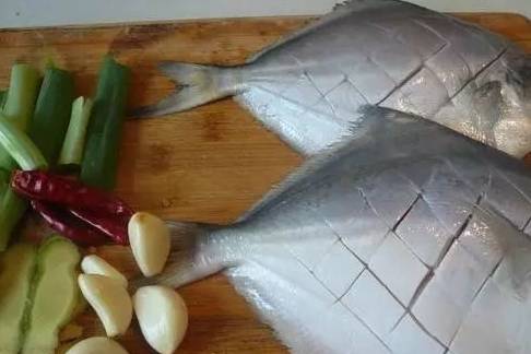 直剞上象征叶脉的条纹,加工时先在鱼一面的中间,顺长剞一直刀纹,以此