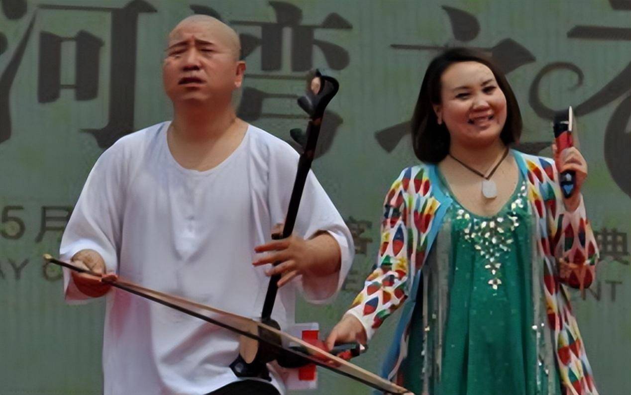 他在闲逛的时候,突然发现长春和平大戏院在招二人转演员;王小利便想着