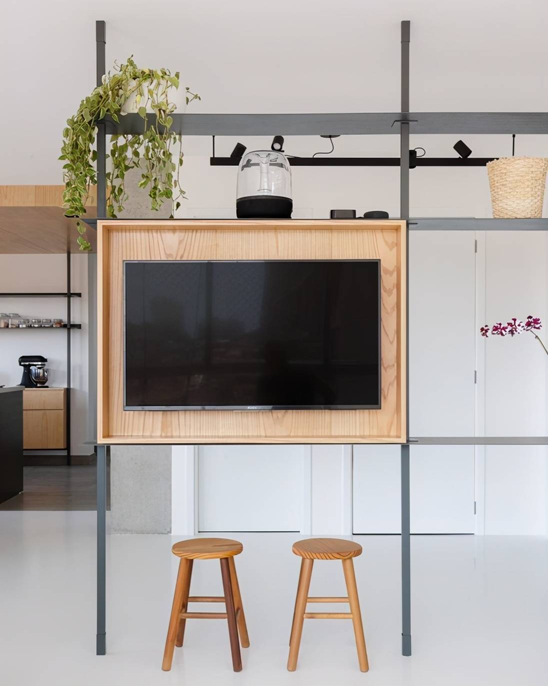 背后只需要做上一个置物架,其中的一个嵌入木板,用于悬挂电视机即可