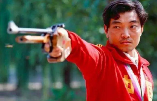 38年前,为中国夺取奥运首金的射击运动员许海峰,如今过得如何?