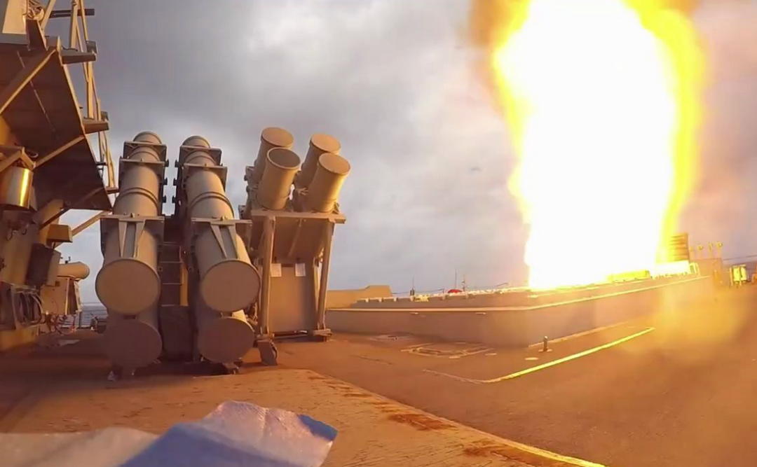 24小时导弹命中3艘英美巨轮,侦察机被炸毁,美国被彻底打服了_胡塞