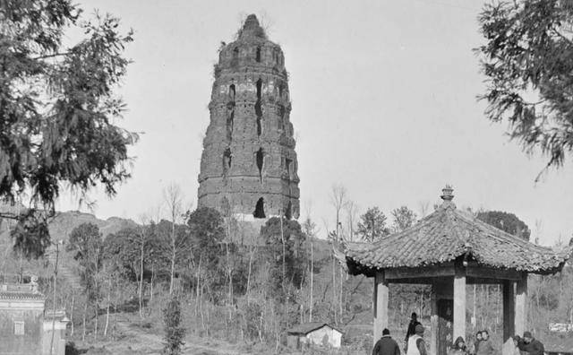 1924年,雷峰塔倒塌,2001年重建,一件稀世珍宝在废墟中度过77年_国王