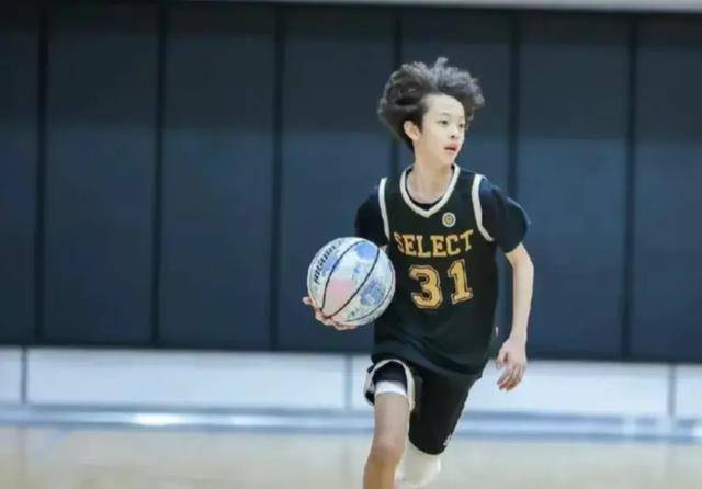 孙俪看儿子打篮球,12岁等等烫了羊毛卷,又高又瘦像日系美少年_日本