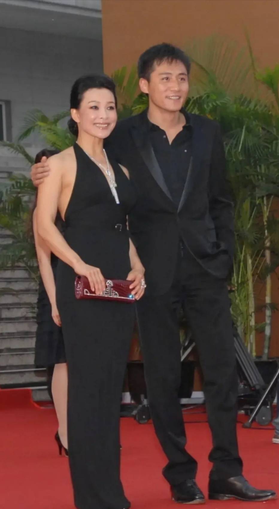 陈冲合影很少笑,但这1次却笑的很开,只因身边有他?_刘烨_前辈_演技