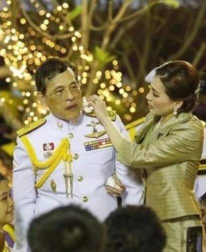 一群侍卫连忙去扶,王后吓得花容失色!_工作_苏提达_王室