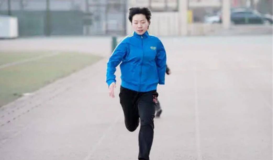 27年了,那个被拾荒老人收养,并供她读书的独臂女孩,如今怎样了_思恩