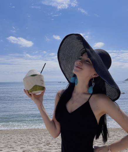 到了12号下午,韩庚老婆卢靖姗再次上线,又更新了自己去度假的美照