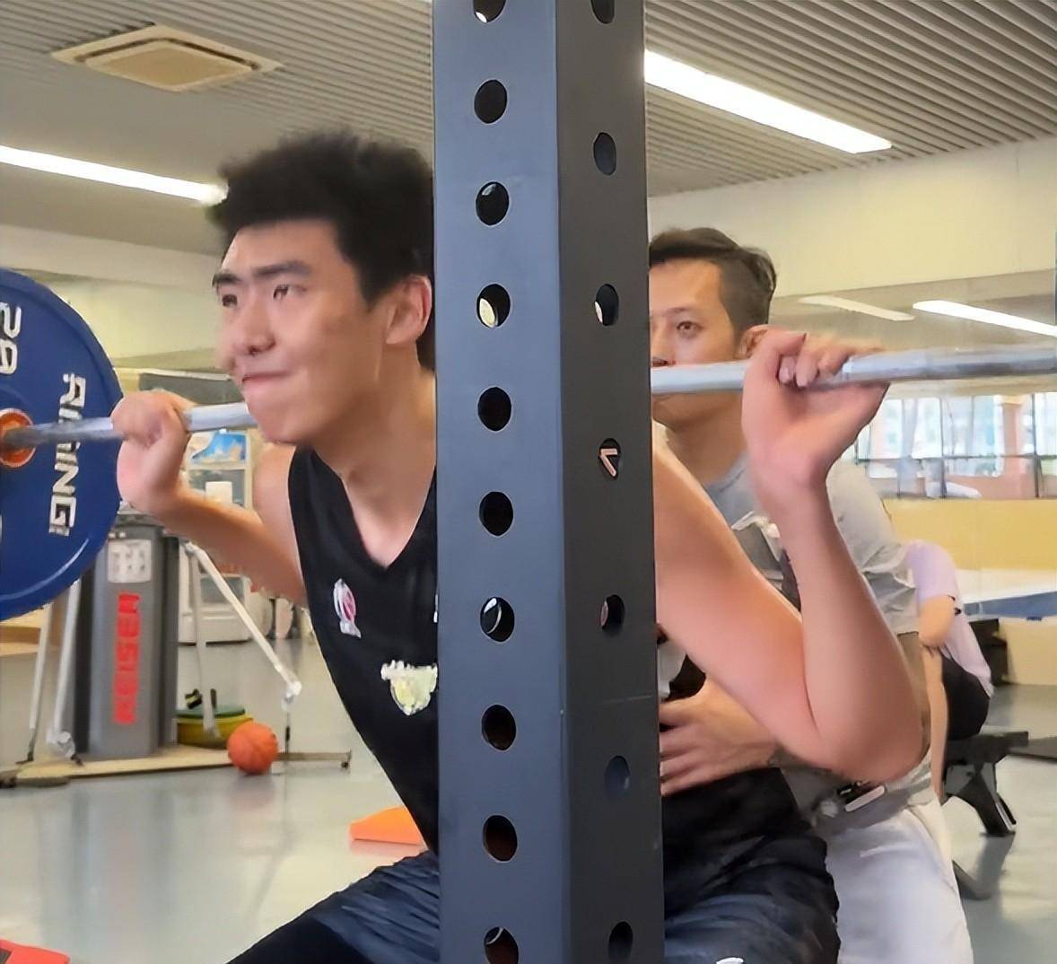 杜锋辅导赵锦阳,许鑫满头大汗,张昊嘉成为榜样_球员_阶段_张浩嘉