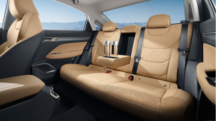 内饰有子夜黑和破晓棕两种配色,黑色运动棕色大气,车内配备三辐式多