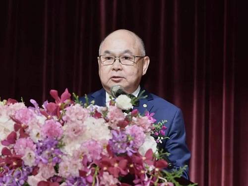 长荣海运董事长张衍义张衍义认为,今年航运业将面临经济下滑,运费崩跌