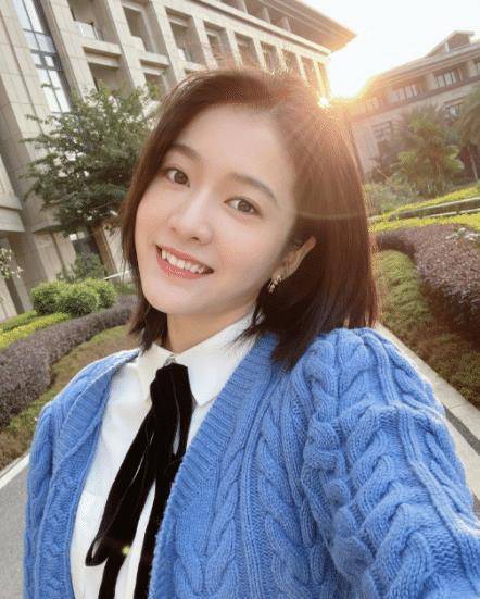 张雪迎晒自拍,染"蓝发"像换了一个人,扎高马尾发量太稀疏了_时候_整体