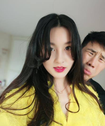 "嘎子"谢孟伟一家三口同框,23岁娇妻太亮眼,儿子从小穿aj_孩子_老婆