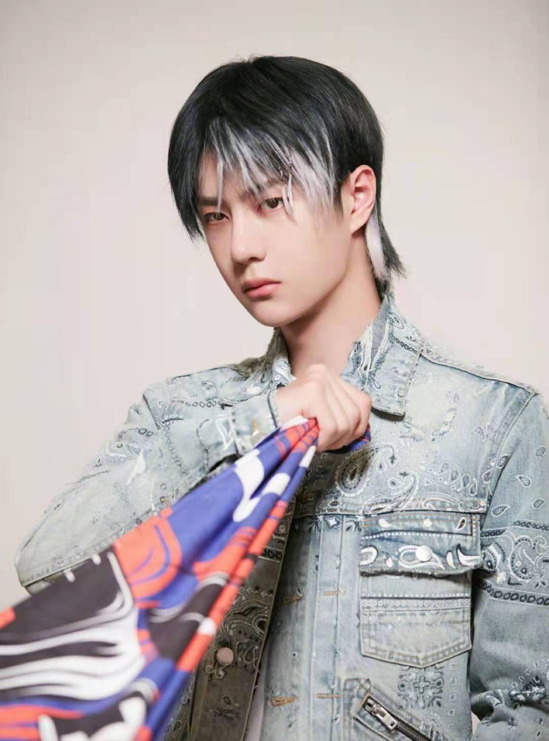 王一博发文回归街舞4,水洗牛仔外套加梦幻风挑染长发潮酷满分_时尚