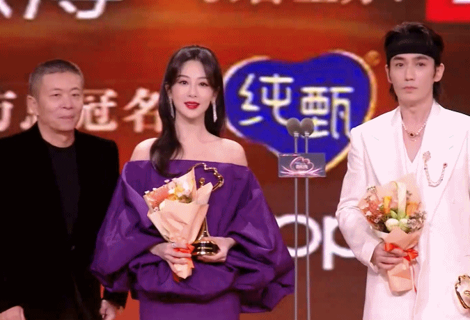 微博之夜:杨紫三获微博queen赢麻了,朱一龙king荣耀加冕!