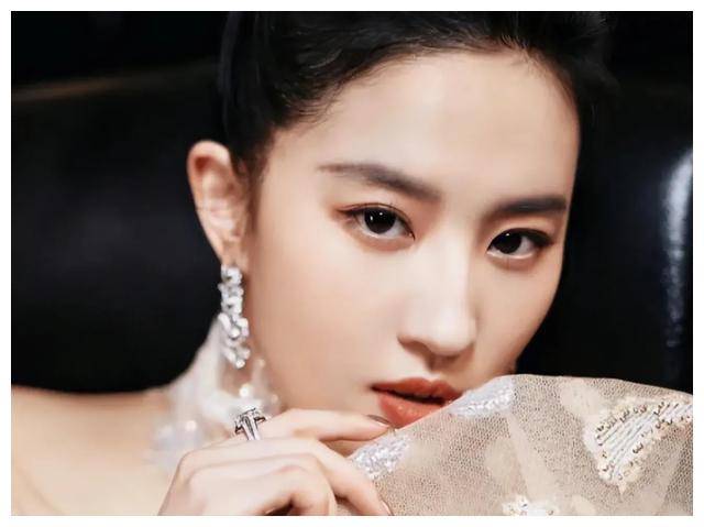 刘亦菲,李宇春:真实之美,温婉大气,独特魅力._才华_外表_勇气