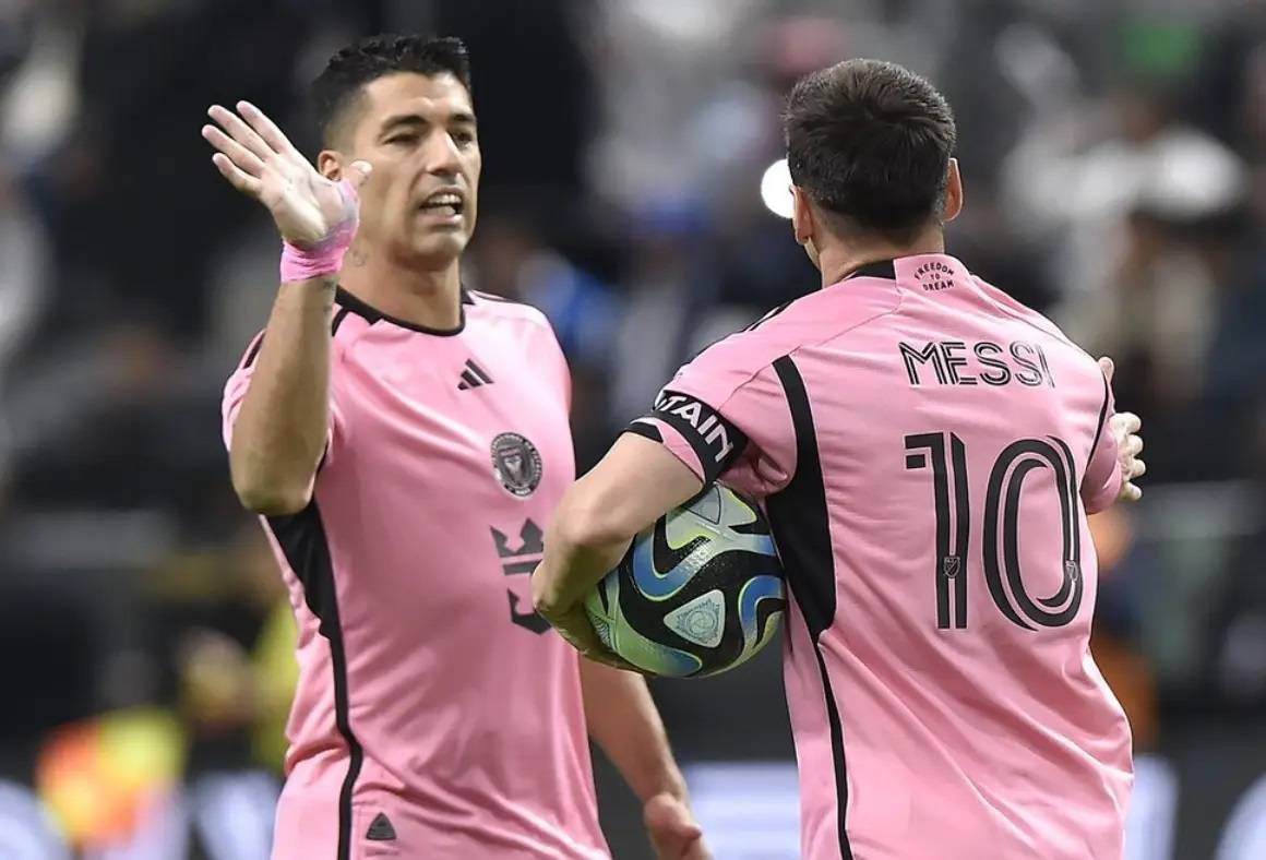 泰特组成锋线三叉戟,中场戈麦斯,布斯克茨,朱利安,四后卫阿尔巴