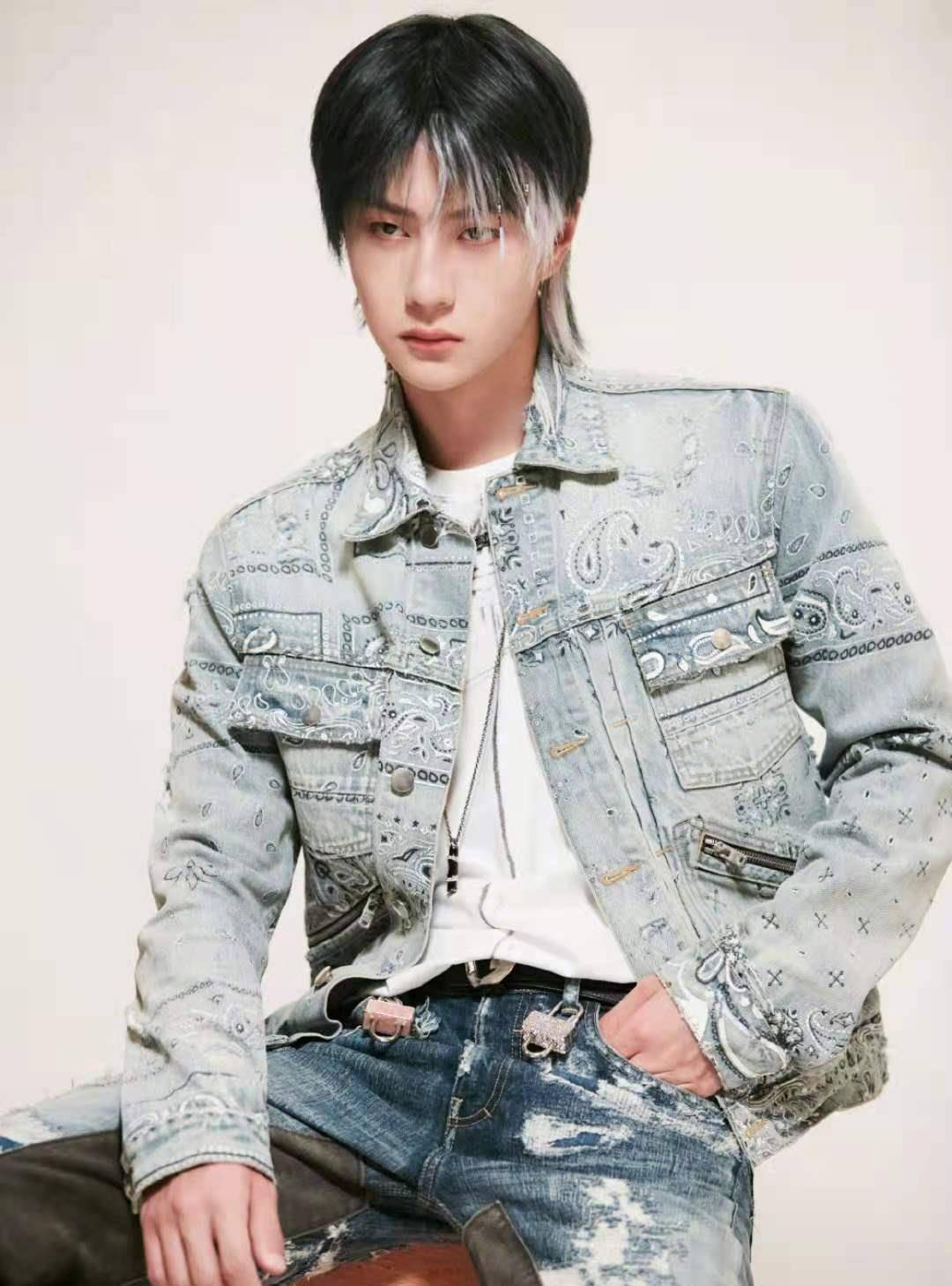 王一博发文回归街舞4,水洗牛仔外套加梦幻风挑染长发潮酷满分_时尚