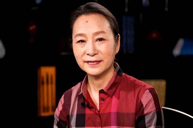 《妈妈》中奚美娟饰演的母亲不仅是温暖的化身,更是一座穿越时间的