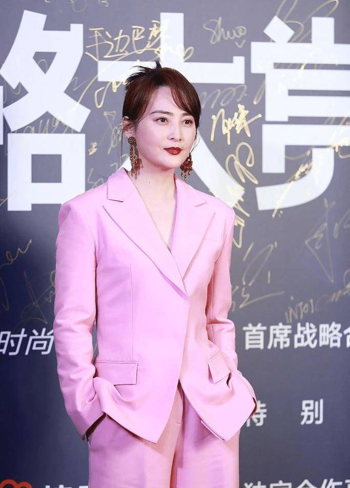 蒋勤勤真气质到骨子里,穿拼接棉大衣配阔腿裤,高级大气_黑色_方式