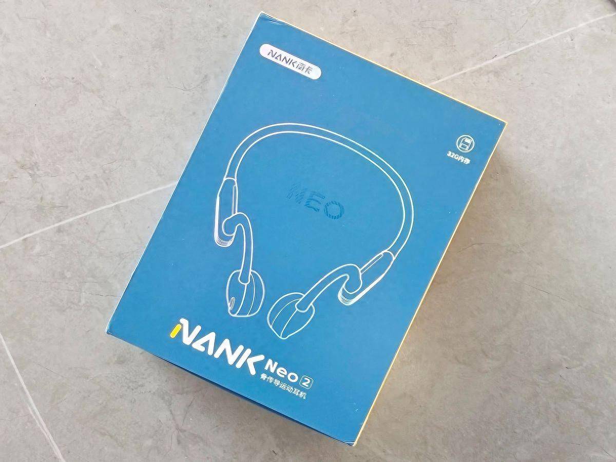 一体成型无孔极简设计方案,并新增了多个配色,比如我手中的这款藏蓝色