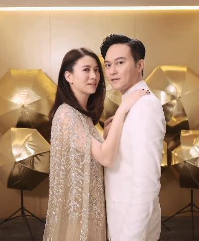 袁咏仪夫妇拍大片,张智霖坐直升机出场超帅气,结婚20年眼神太真实