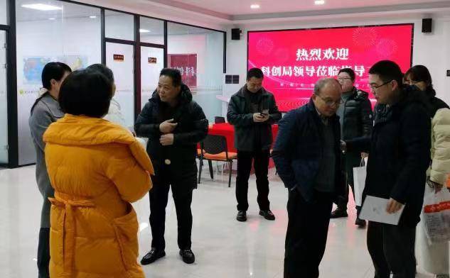 座谈会上,嫦娥生物股份董事长林国华与和美孵化器副主任刘臻代表全体