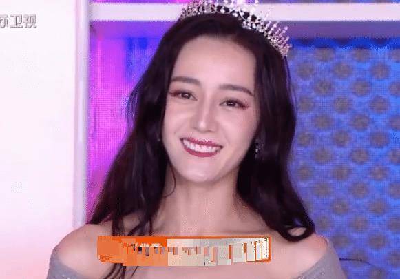 热巴参加晚会,两块锁骨太亮眼,未ps"怼脸照"曝光,粉丝有底气了_女明星