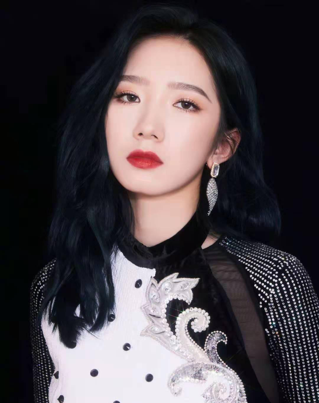 红气养人是真的?孟美岐近照美到发光,小土妹变气质女神_变化_照片_方