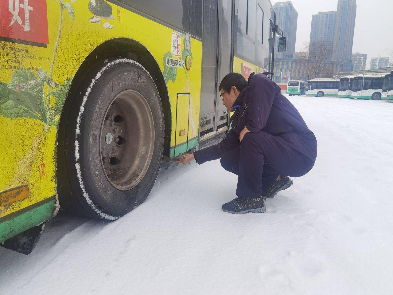 一路上,何行川驾车匀速慢行,避免出现急刹,公交车进站停靠后,他还会