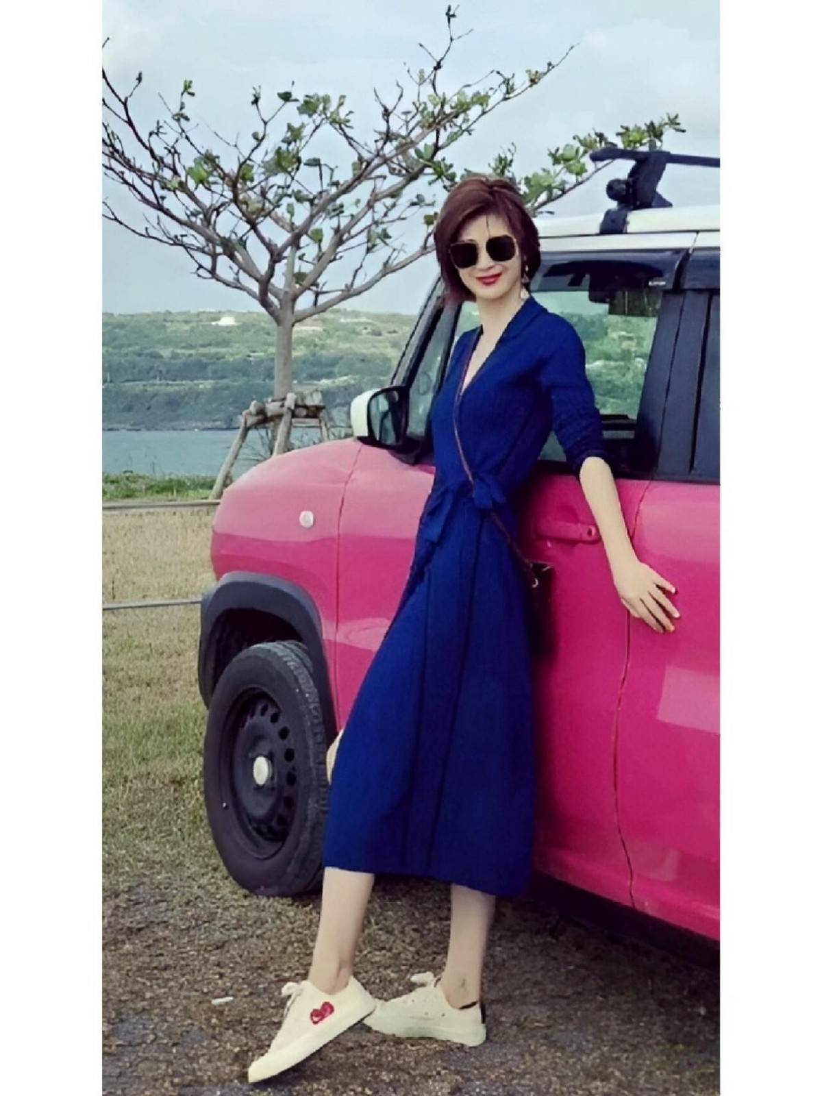 44岁童蕾带火了一种贵妇穿搭:针织裙 小白鞋 短发,高级又显贵