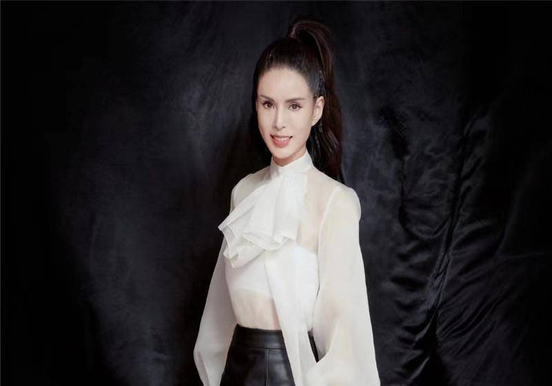 李若彤穿17岁的校服大秀身材,状态似少女,内心却不断强大了.