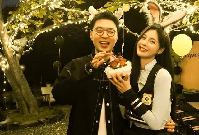 杜海涛牵手沈梦辰逛街,发量稀疏脸长黄斑状态好差,与美妻像隔辈_变化